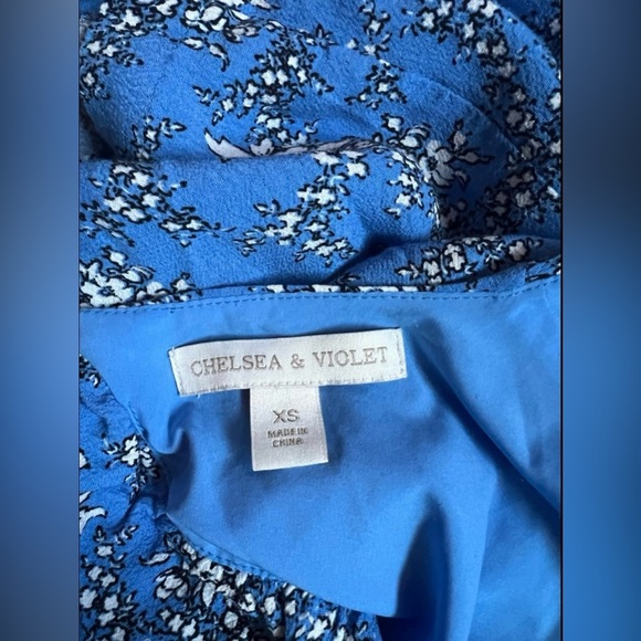 NWOT Chelsea & Violet Blue Floral
Romper -‎ Flowy & Feminine
Size XS - Picture 7 of 11